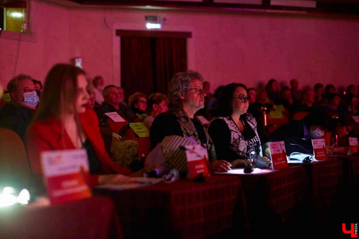 «Ключ-Медиа» старается продвигать локальных фрешменов, поэтому мы оказали областному конкурсу «Поющая губерния» поддержку и, более того, смогли повлиять на итоги, просочившись в жюри. А еще вручили специальный приз, отметив среди прочих одну из вокалисток.