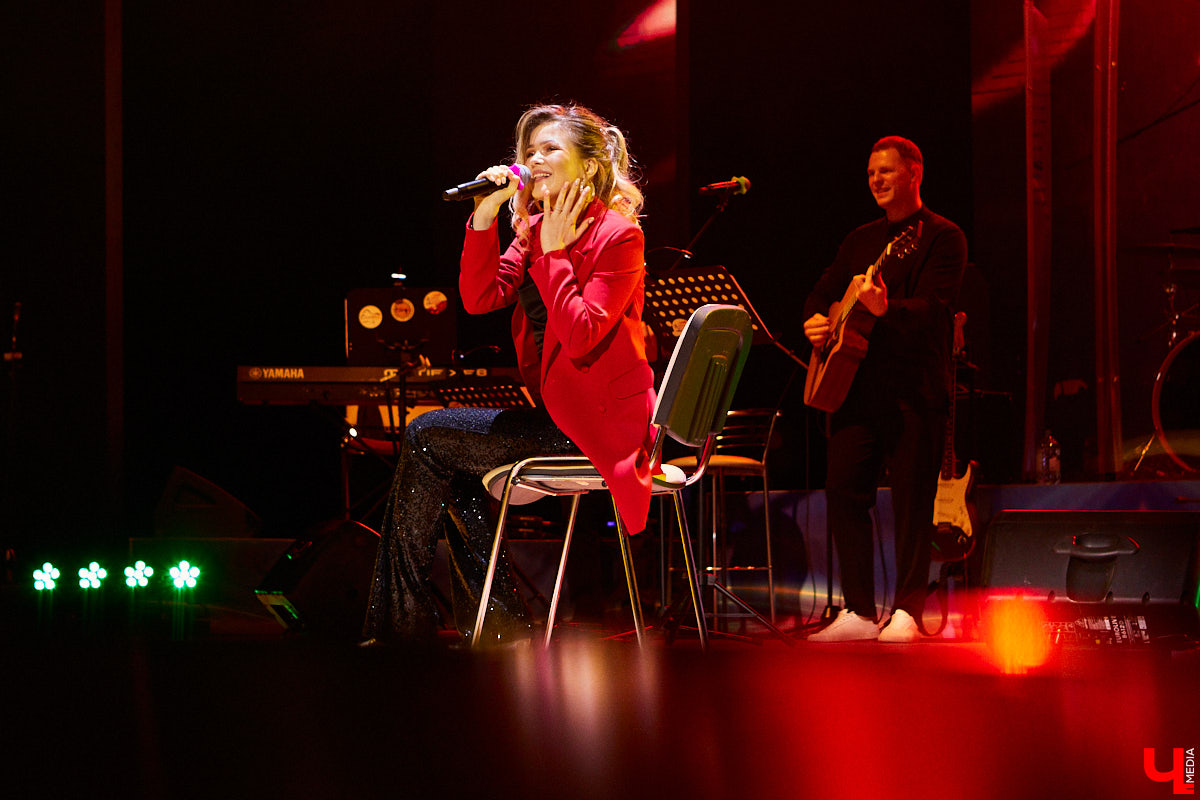 «Ключ-Медиа» старается продвигать локальных фрешменов, поэтому мы оказали областному конкурсу «Поющая губерния» поддержку и, более того, смогли повлиять на итоги, просочившись в жюри. А еще вручили специальный приз, отметив среди прочих одну из вокалисток.