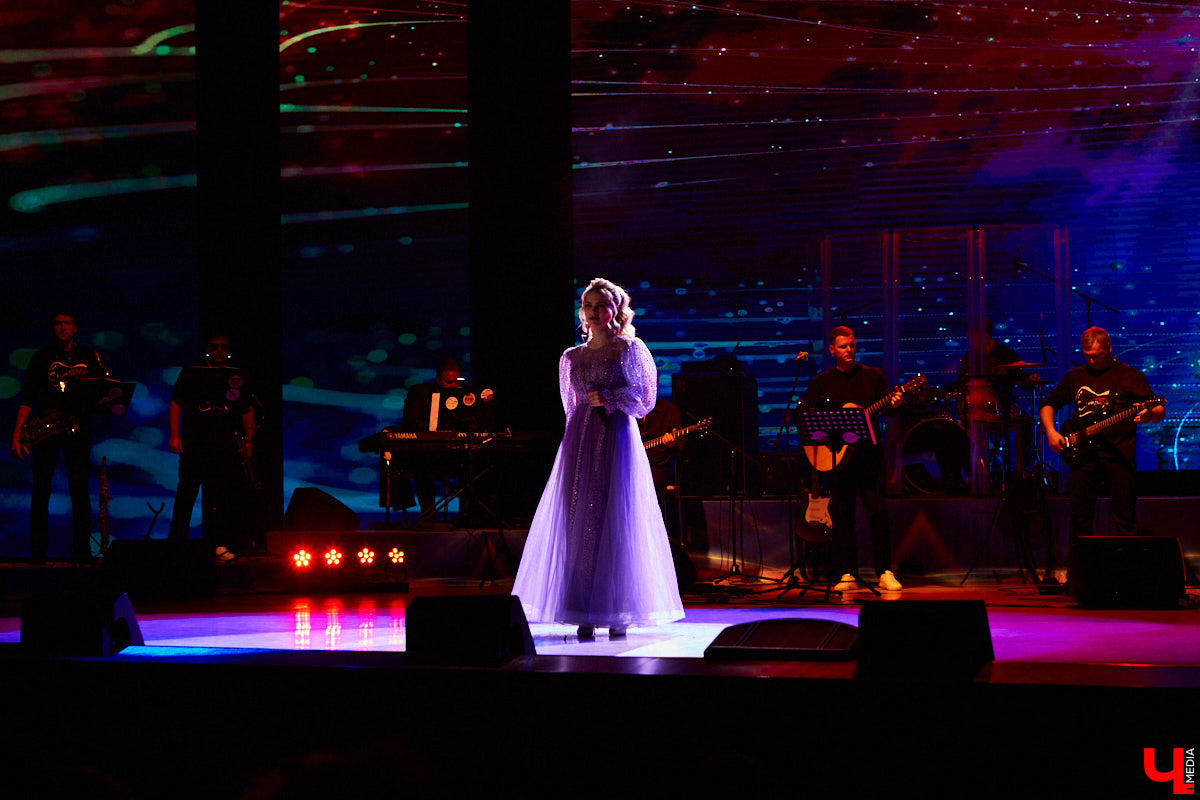 «Ключ-Медиа» старается продвигать локальных фрешменов, поэтому мы оказали областному конкурсу «Поющая губерния» поддержку и, более того, смогли повлиять на итоги, просочившись в жюри. А еще вручили специальный приз, отметив среди прочих одну из вокалисток.