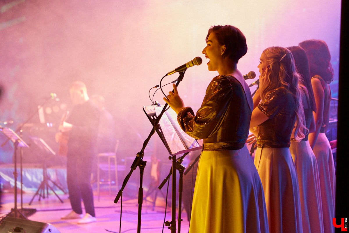 «Ключ-Медиа» старается продвигать локальных фрешменов, поэтому мы оказали областному конкурсу «Поющая губерния» поддержку и, более того, смогли повлиять на итоги, просочившись в жюри. А еще вручили специальный приз, отметив среди прочих одну из вокалисток.