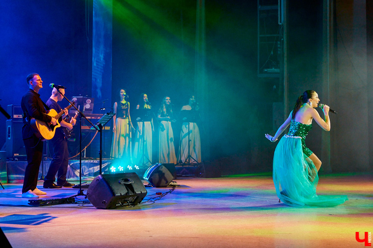 «Ключ-Медиа» старается продвигать локальных фрешменов, поэтому мы оказали областному конкурсу «Поющая губерния» поддержку и, более того, смогли повлиять на итоги, просочившись в жюри. А еще вручили специальный приз, отметив среди прочих одну из вокалисток.