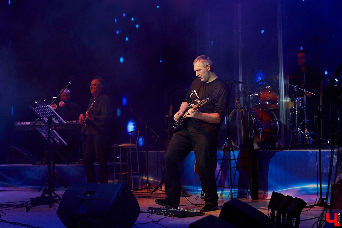 «Ключ-Медиа» старается продвигать локальных фрешменов, поэтому мы оказали областному конкурсу «Поющая губерния» поддержку и, более того, смогли повлиять на итоги, просочившись в жюри. А еще вручили специальный приз, отметив среди прочих одну из вокалисток.