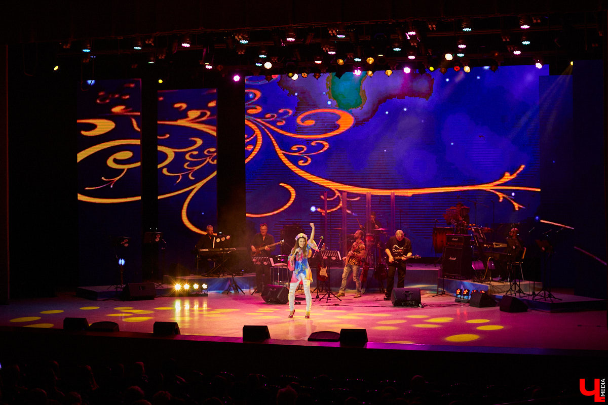 «Ключ-Медиа» старается продвигать локальных фрешменов, поэтому мы оказали областному конкурсу «Поющая губерния» поддержку и, более того, смогли повлиять на итоги, просочившись в жюри. А еще вручили специальный приз, отметив среди прочих одну из вокалисток.