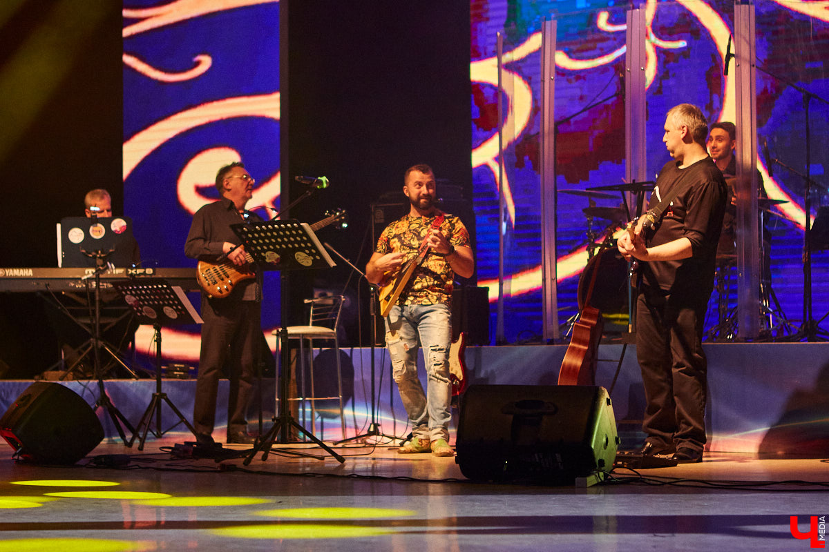 «Ключ-Медиа» старается продвигать локальных фрешменов, поэтому мы оказали областному конкурсу «Поющая губерния» поддержку и, более того, смогли повлиять на итоги, просочившись в жюри. А еще вручили специальный приз, отметив среди прочих одну из вокалисток.