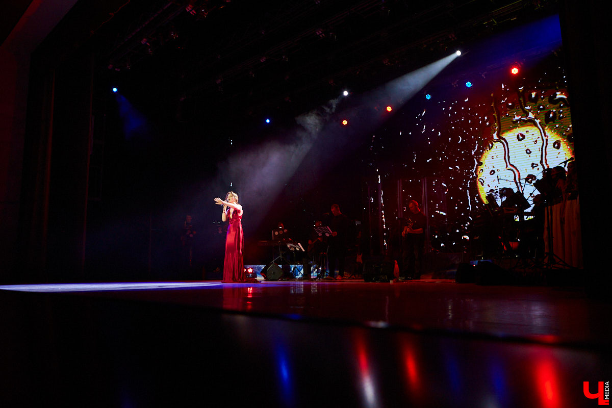 «Ключ-Медиа» старается продвигать локальных фрешменов, поэтому мы оказали областному конкурсу «Поющая губерния» поддержку и, более того, смогли повлиять на итоги, просочившись в жюри. А еще вручили специальный приз, отметив среди прочих одну из вокалисток.