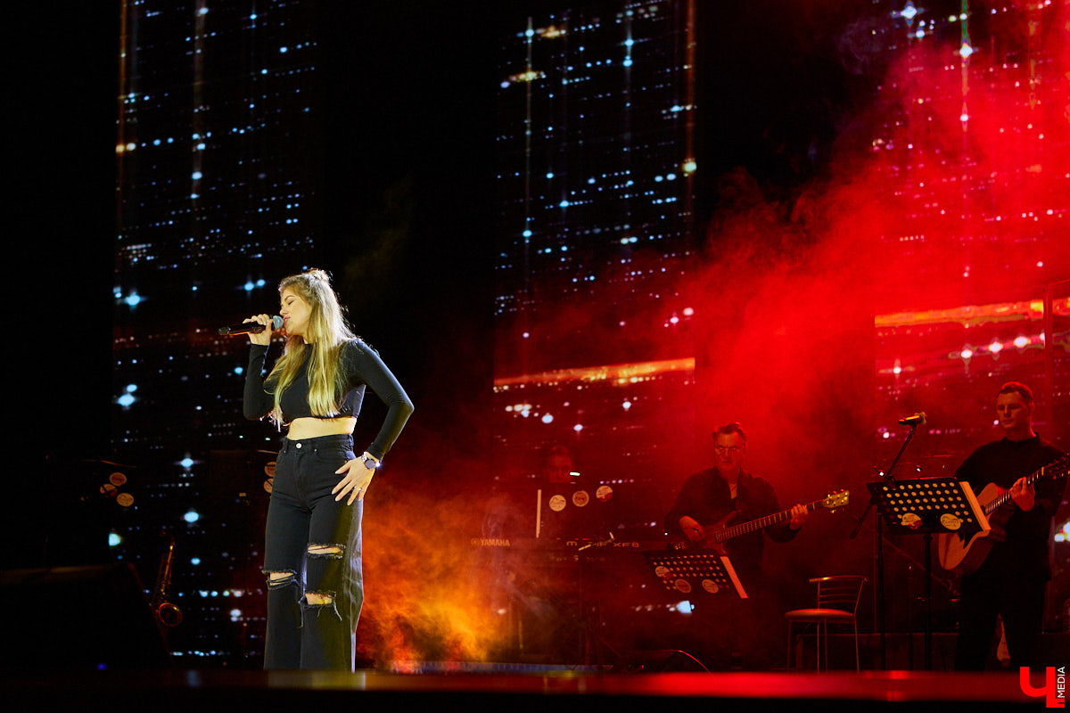 «Ключ-Медиа» старается продвигать локальных фрешменов, поэтому мы оказали областному конкурсу «Поющая губерния» поддержку и, более того, смогли повлиять на итоги, просочившись в жюри. А еще вручили специальный приз, отметив среди прочих одну из вокалисток.