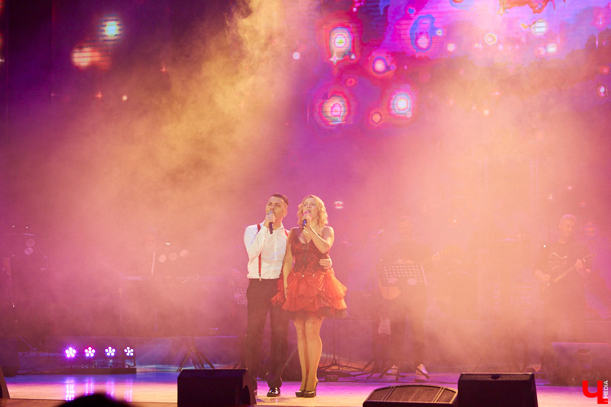 «Ключ-Медиа» старается продвигать локальных фрешменов, поэтому мы оказали областному конкурсу «Поющая губерния» поддержку и, более того, смогли повлиять на итоги, просочившись в жюри. А еще вручили специальный приз, отметив среди прочих одну из вокалисток.