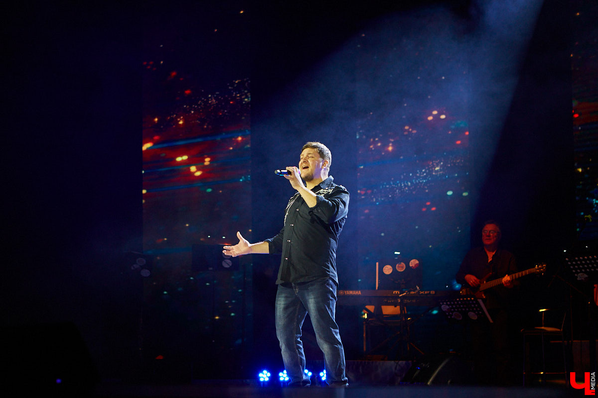 «Ключ-Медиа» старается продвигать локальных фрешменов, поэтому мы оказали областному конкурсу «Поющая губерния» поддержку и, более того, смогли повлиять на итоги, просочившись в жюри. А еще вручили специальный приз, отметив среди прочих одну из вокалисток.