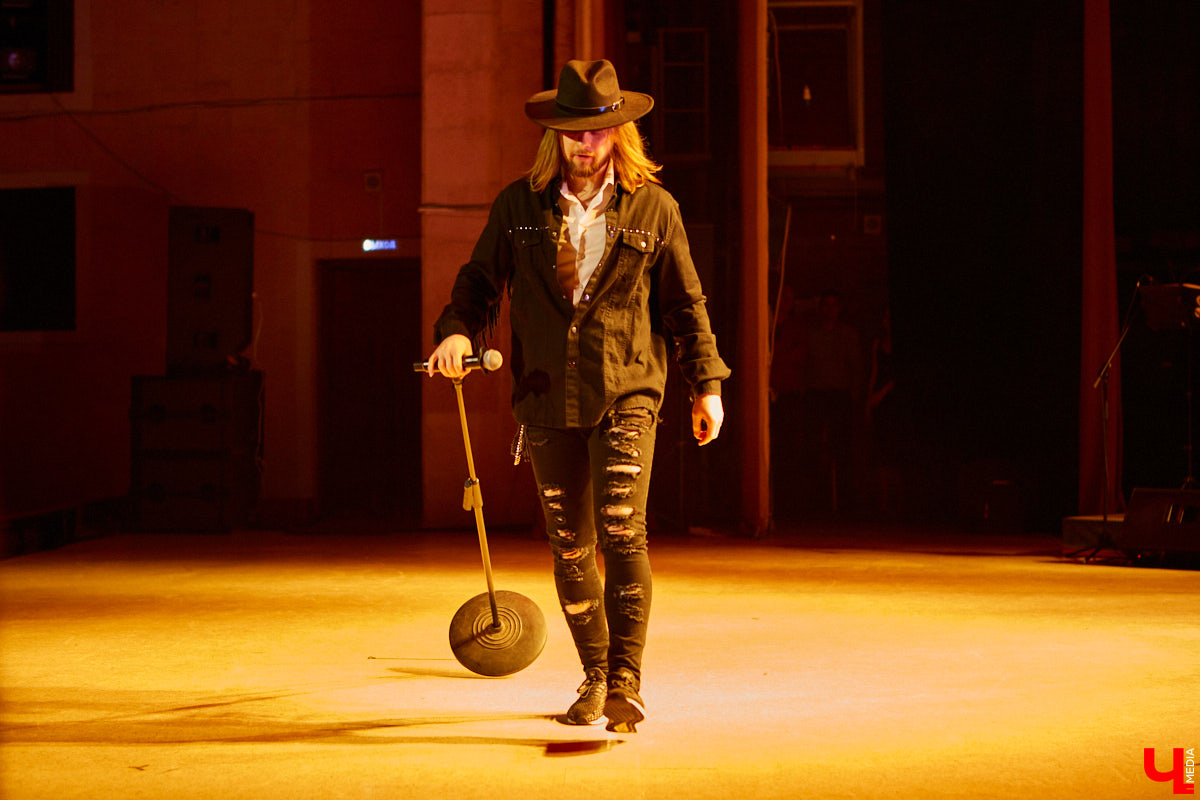 «Ключ-Медиа» старается продвигать локальных фрешменов, поэтому мы оказали областному конкурсу «Поющая губерния» поддержку и, более того, смогли повлиять на итоги, просочившись в жюри. А еще вручили специальный приз, отметив среди прочих одну из вокалисток.