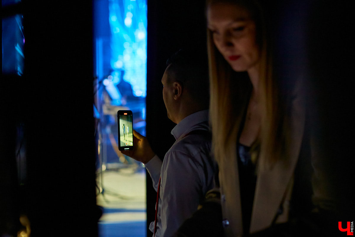 «Ключ-Медиа» старается продвигать локальных фрешменов, поэтому мы оказали областному конкурсу «Поющая губерния» поддержку и, более того, смогли повлиять на итоги, просочившись в жюри. А еще вручили специальный приз, отметив среди прочих одну из вокалисток.