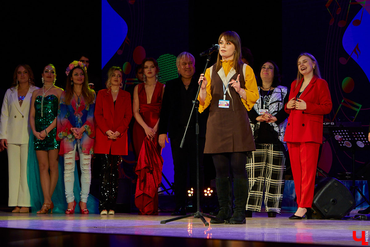 «Ключ-Медиа» старается продвигать локальных фрешменов, поэтому мы оказали областному конкурсу «Поющая губерния» поддержку и, более того, смогли повлиять на итоги, просочившись в жюри. А еще вручили специальный приз, отметив среди прочих одну из вокалисток.