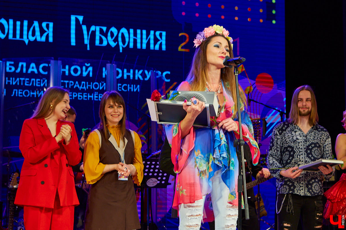 «Ключ-Медиа» старается продвигать локальных фрешменов, поэтому мы оказали областному конкурсу «Поющая губерния» поддержку и, более того, смогли повлиять на итоги, просочившись в жюри. А еще вручили специальный приз, отметив среди прочих одну из вокалисток.