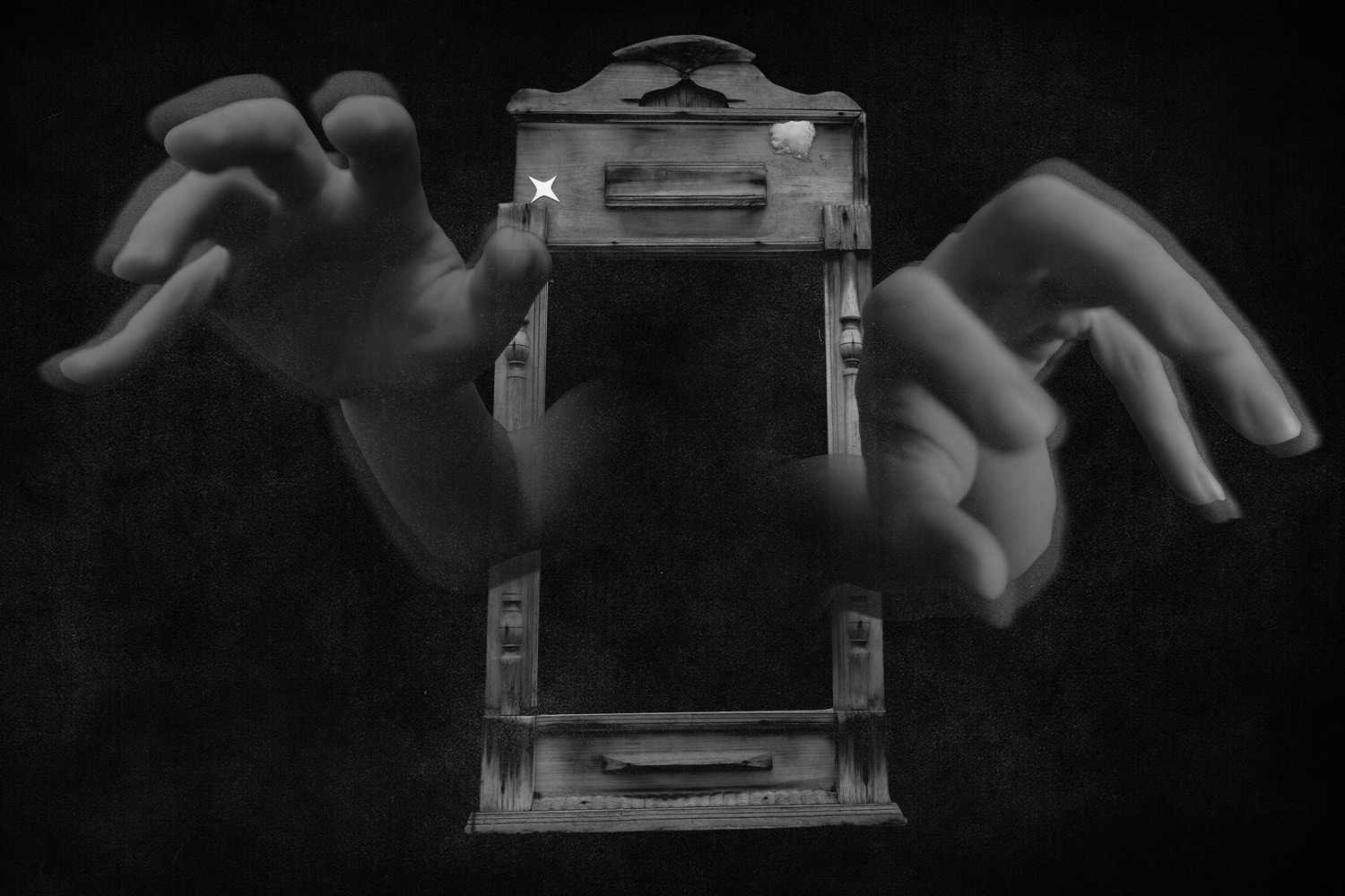 У каждого творца взгляд на мир особый. Есть он и у фотографа Марии Соколовой. Ее снимки - попытка передать внутреннее состояние. Своего рода фототерапия. Увлекательно? Да. Тем более что новая серия работ посвящена Суздалю. Думаем, таким вы его еще не видели.