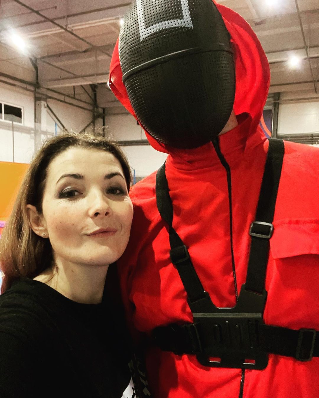 Редакция «Ключ-Медиа» собрала 5 доказательств, что сериал «Игра в кальмара» любят во Владимире, даже если совсем не хотят в этом признаваться. Игры, фотосессии, игрушки, пирожные и даже коллекционные портреты героев — фантазии фанатов не знают границ.