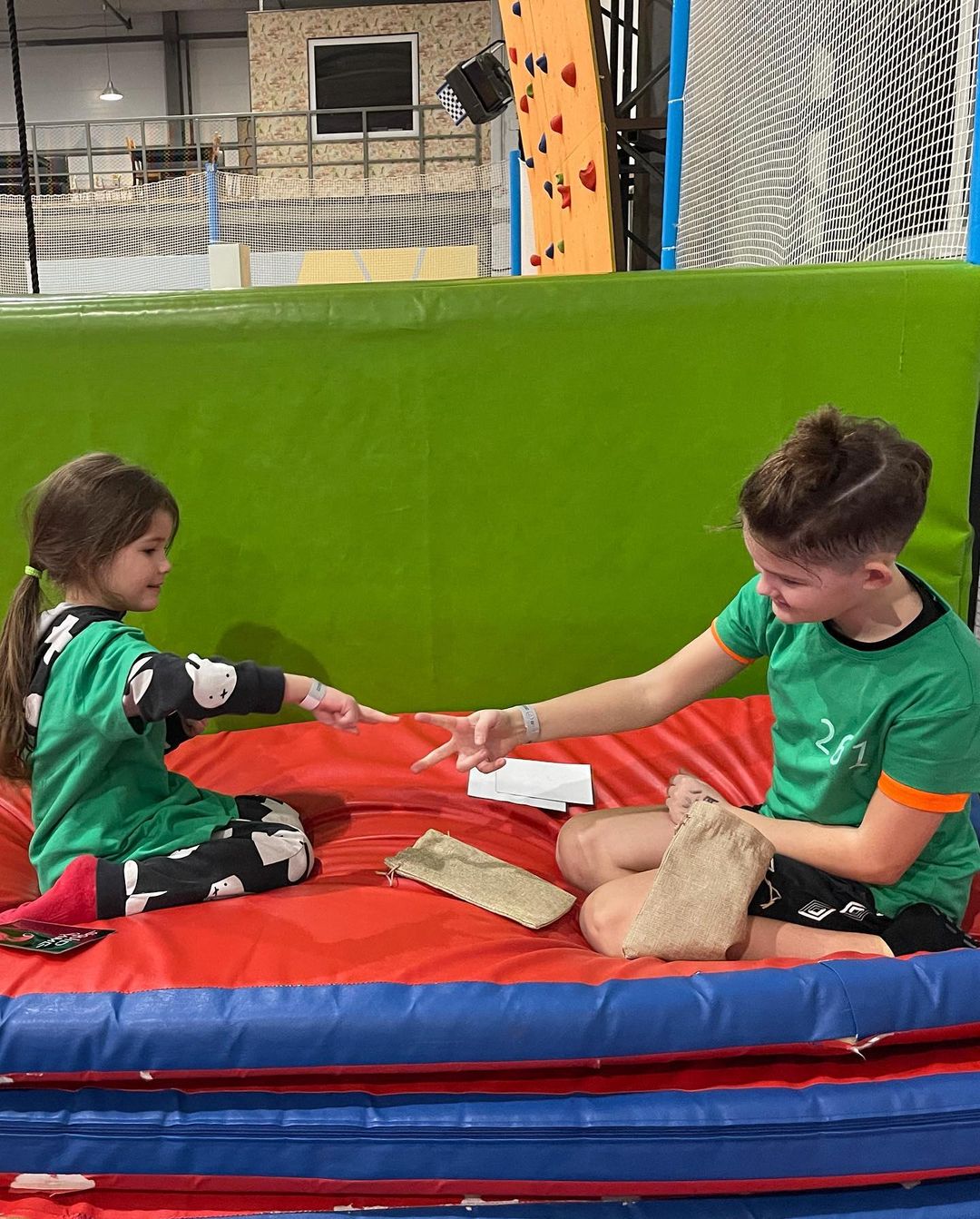 Редакция «Ключ-Медиа» собрала 5 доказательств, что сериал «Игра в кальмара» любят во Владимире, даже если совсем не хотят в этом признаваться. Игры, фотосессии, игрушки, пирожные и даже коллекционные портреты героев — фантазии фанатов не знают границ.