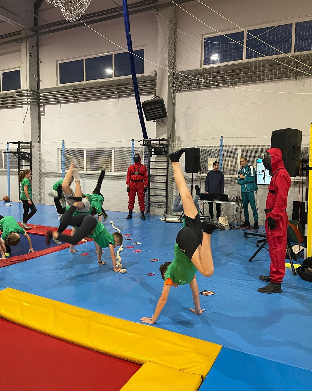 Редакция «Ключ-Медиа» собрала 5 доказательств, что сериал «Игра в кальмара» любят во Владимире, даже если совсем не хотят в этом признаваться. Игры, фотосессии, игрушки, пирожные и даже коллекционные портреты героев — фантазии фанатов не знают границ.