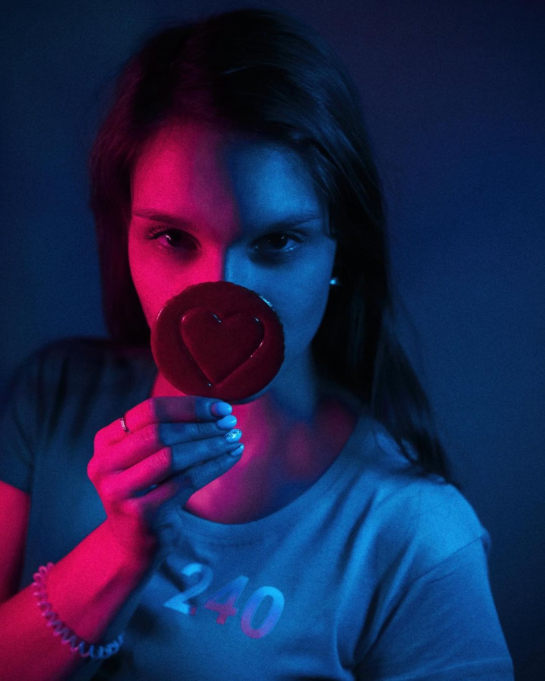 Редакция «Ключ-Медиа» собрала 5 доказательств, что сериал «Игра в кальмара» любят во Владимире, даже если совсем не хотят в этом признаваться. Игры, фотосессии, игрушки, пирожные и даже коллекционные портреты героев — фантазии фанатов не знают границ.