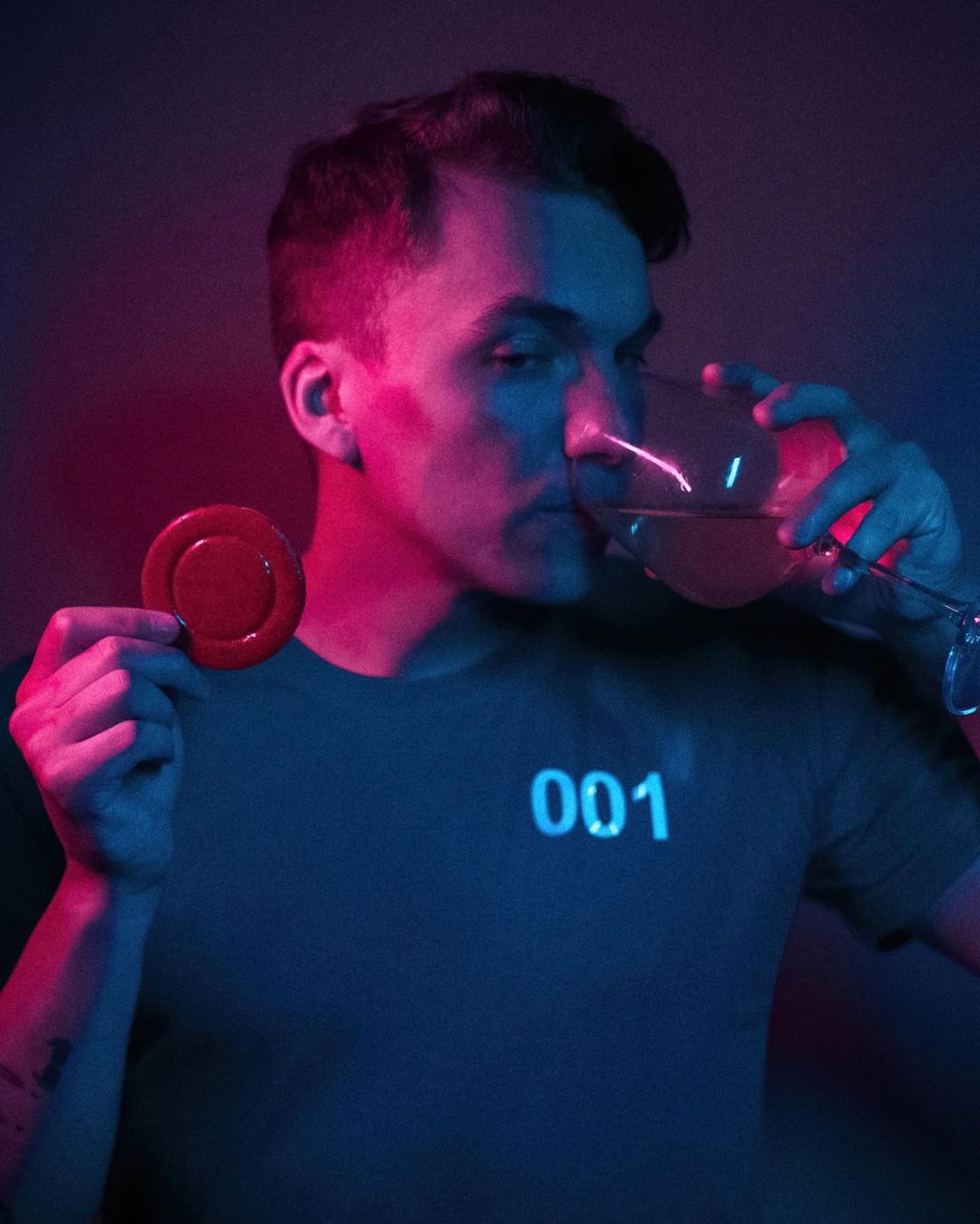 Редакция «Ключ-Медиа» собрала 5 доказательств, что сериал «Игра в кальмара» любят во Владимире, даже если совсем не хотят в этом признаваться. Игры, фотосессии, игрушки, пирожные и даже коллекционные портреты героев — фантазии фанатов не знают границ.