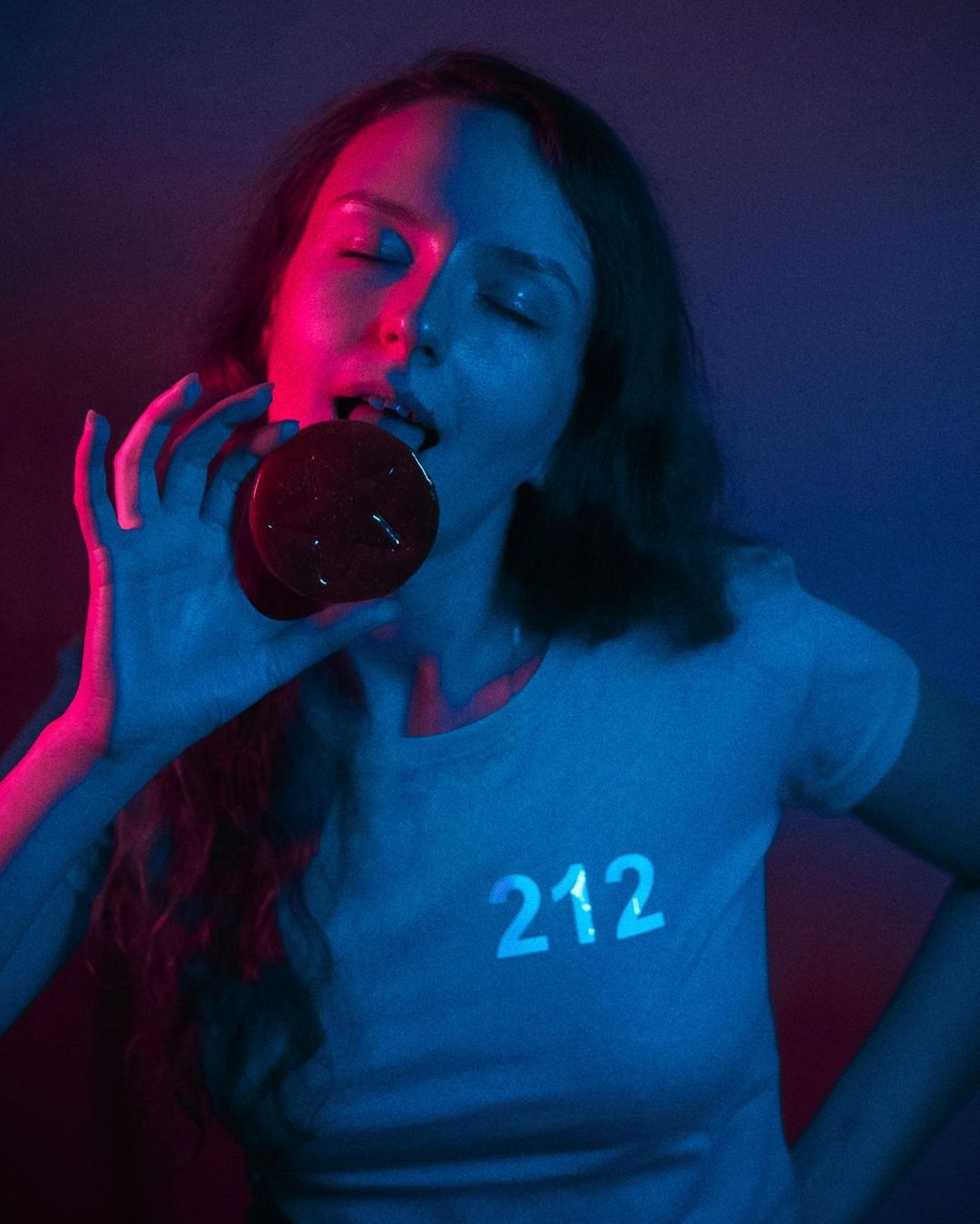 Редакция «Ключ-Медиа» собрала 5 доказательств, что сериал «Игра в кальмара» любят во Владимире, даже если совсем не хотят в этом признаваться. Игры, фотосессии, игрушки, пирожные и даже коллекционные портреты героев — фантазии фанатов не знают границ.