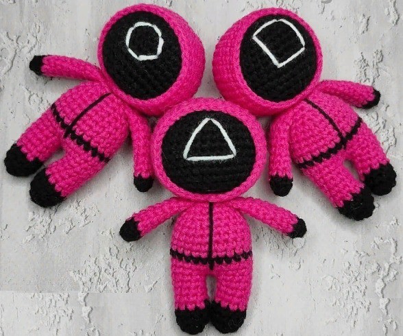 Редакция «Ключ-Медиа» собрала 5 доказательств, что сериал «Игра в кальмара» любят во Владимире, даже если совсем не хотят в этом признаваться. Игры, фотосессии, игрушки, пирожные и даже коллекционные портреты героев — фантазии фанатов не знают границ.