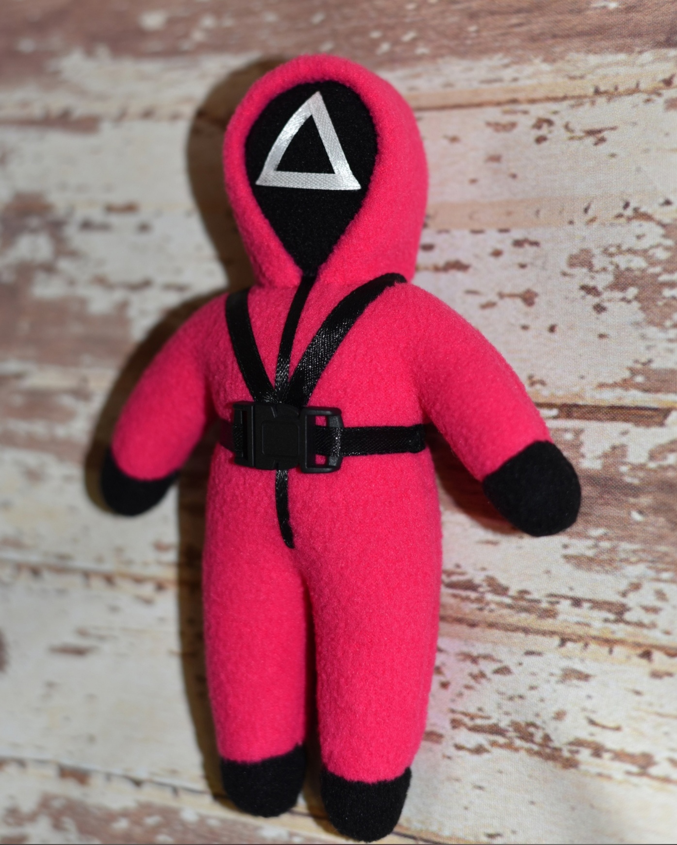 Редакция «Ключ-Медиа» собрала 5 доказательств, что сериал «Игра в кальмара» любят во Владимире, даже если совсем не хотят в этом признаваться. Игры, фотосессии, игрушки, пирожные и даже коллекционные портреты героев — фантазии фанатов не знают границ.