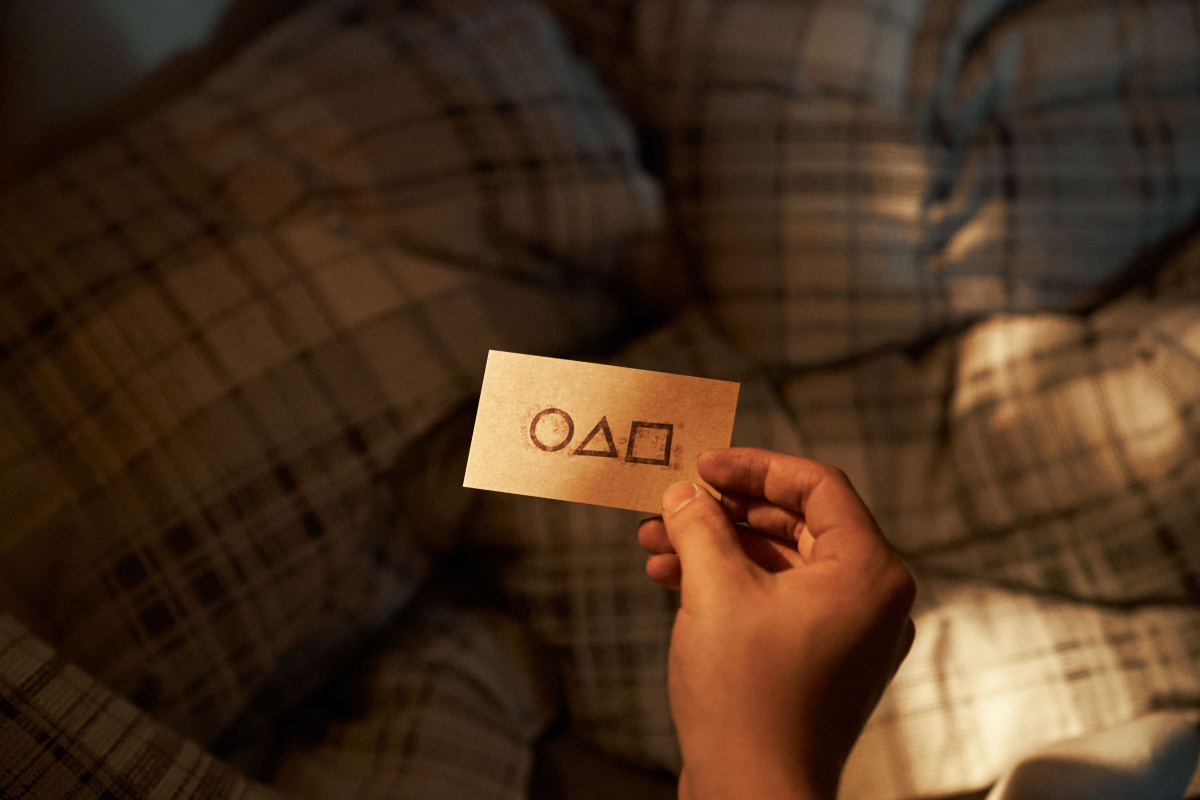 Редакция «Ключ-Медиа» собрала 5 доказательств, что сериал «Игра в кальмара» любят во Владимире, даже если совсем не хотят в этом признаваться. Игры, фотосессии, игрушки, пирожные и даже коллекционные портреты героев — фантазии фанатов не знают границ.