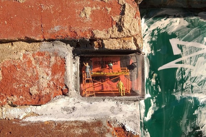 Во Владимире накануне фестиваля уличного искусства художники создали мини-инсталляции, замурованные в кирпичные кладки. Сейчас работ семь. В ближайшее время появятся новые. Но где их искать - настоящая загадка, которую надо разгадать!