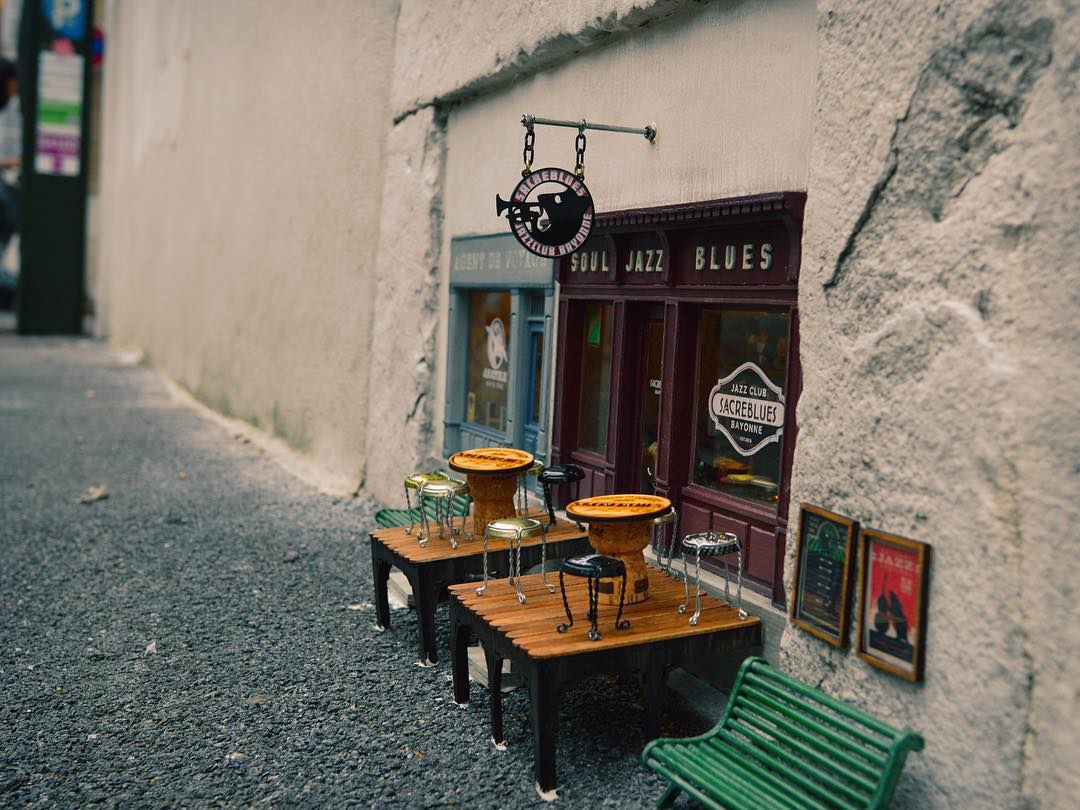 Во Владимире накануне фестиваля уличного искусства художники создали мини-инсталляции, замурованные в кирпичные кладки. Сейчас работ семь. В ближайшее время появятся новые. Но где их искать - настоящая загадка, которую надо разгадать!