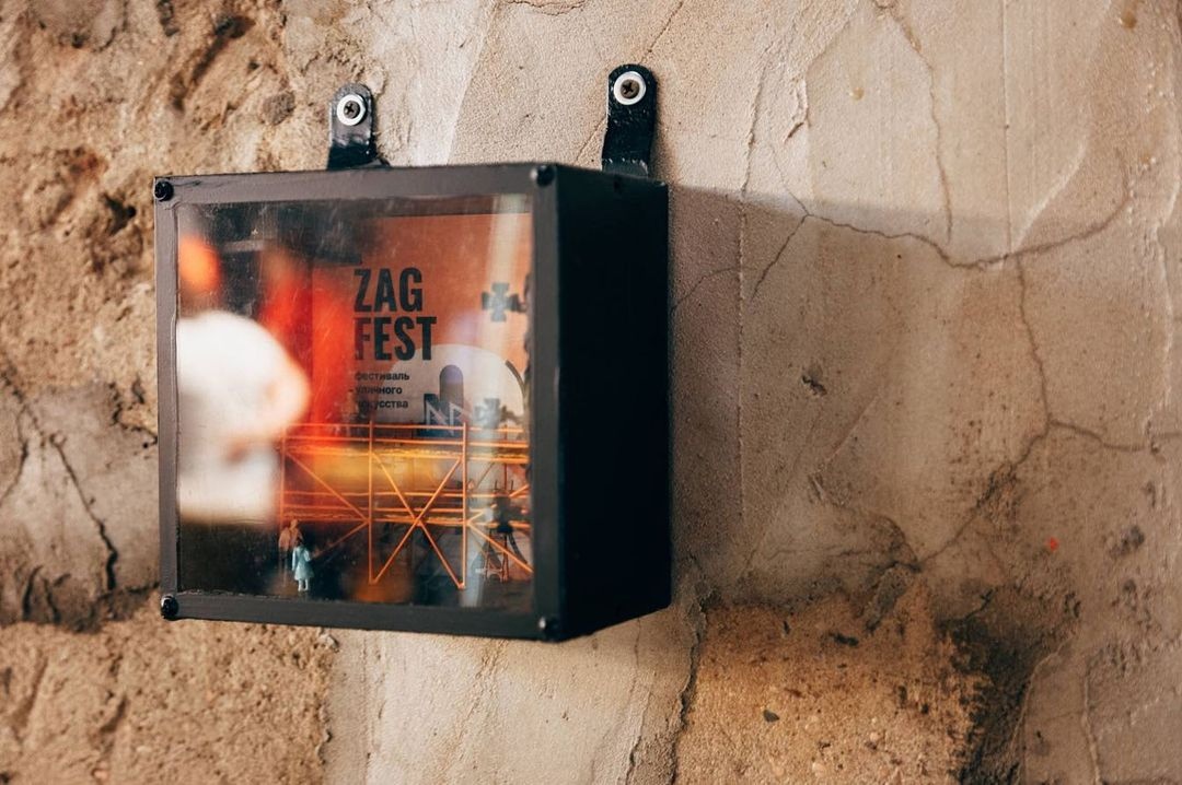 Во Владимире накануне фестиваля уличного искусства художники создали мини-инсталляции, замурованные в кирпичные кладки. Сейчас работ семь. В ближайшее время появятся новые. Но где их искать - настоящая загадка, которую надо разгадать!