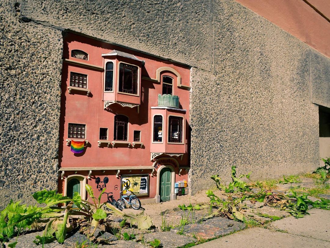 Во Владимире накануне фестиваля уличного искусства художники создали мини-инсталляции, замурованные в кирпичные кладки. Сейчас работ семь. В ближайшее время появятся новые. Но где их искать - настоящая загадка, которую надо разгадать!