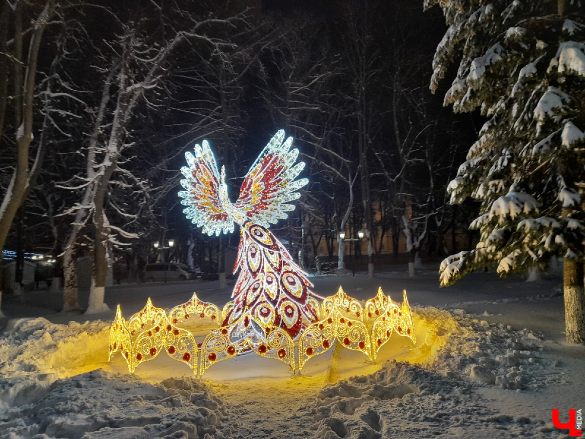 Во Владимире установили новую световую инсталляцию и открыли Рождественскую ярмарку, а в Коврове остановился поезд Деда Мороза. Но и это еще не все! Наш сегодняшний обзор 100% заряжен на создание у вас новогоднего настроения.