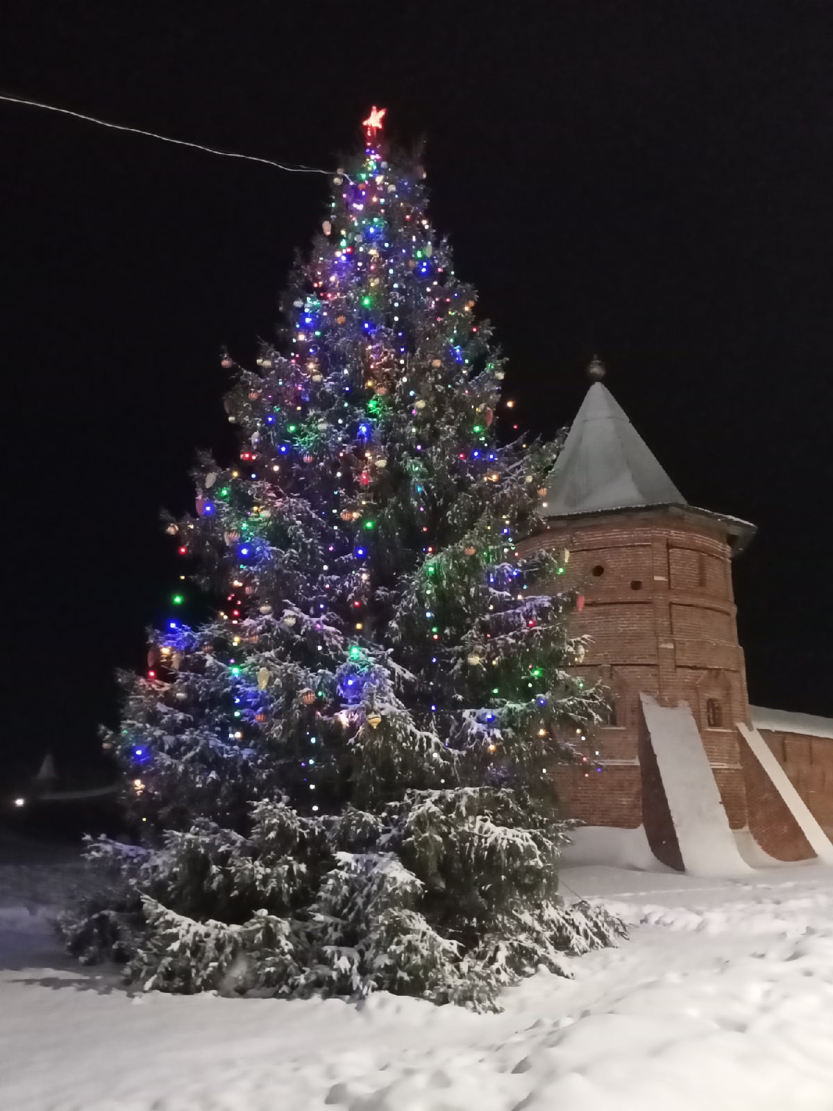 Во Владимире установили новую световую инсталляцию и открыли Рождественскую ярмарку, а в Коврове остановился поезд Деда Мороза. Но и это еще не все! Наш сегодняшний обзор 100% заряжен на создание у вас новогоднего настроения.