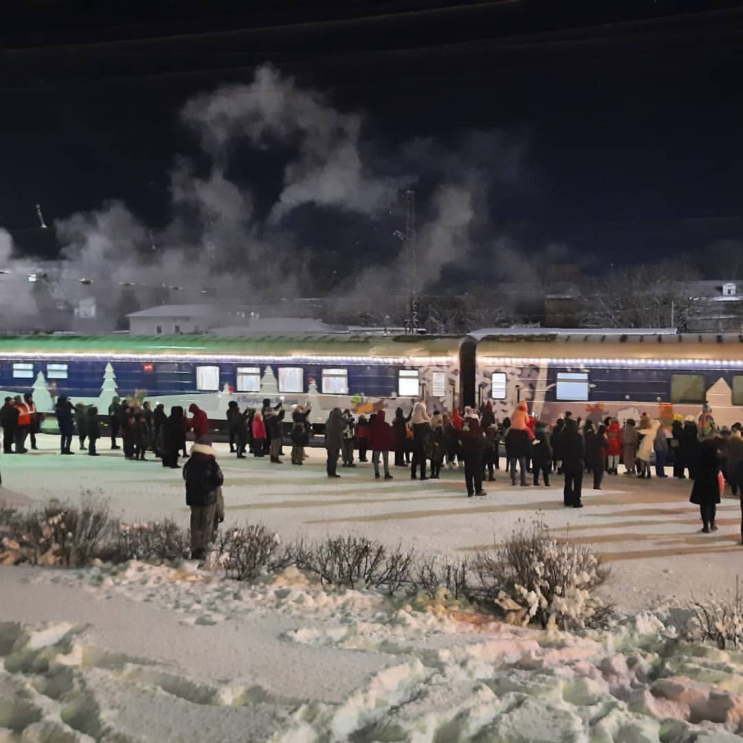 Во Владимире установили новую световую инсталляцию и открыли Рождественскую ярмарку, а в Коврове остановился поезд Деда Мороза. Но и это еще не все! Наш сегодняшний обзор 100% заряжен на создание у вас новогоднего настроения.