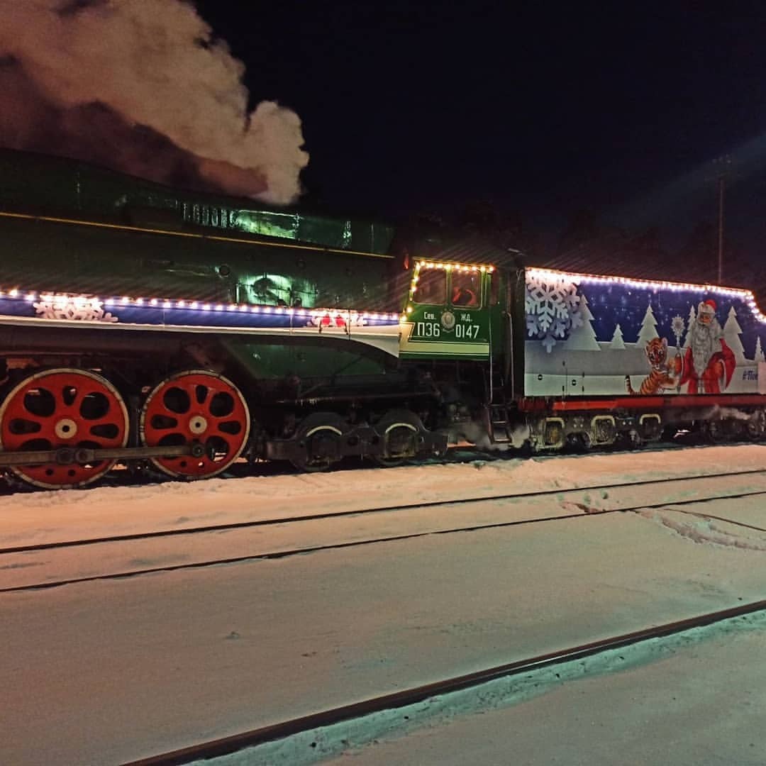 Во Владимире установили новую световую инсталляцию и открыли Рождественскую ярмарку, а в Коврове остановился поезд Деда Мороза. Но и это еще не все! Наш сегодняшний обзор 100% заряжен на создание у вас новогоднего настроения.