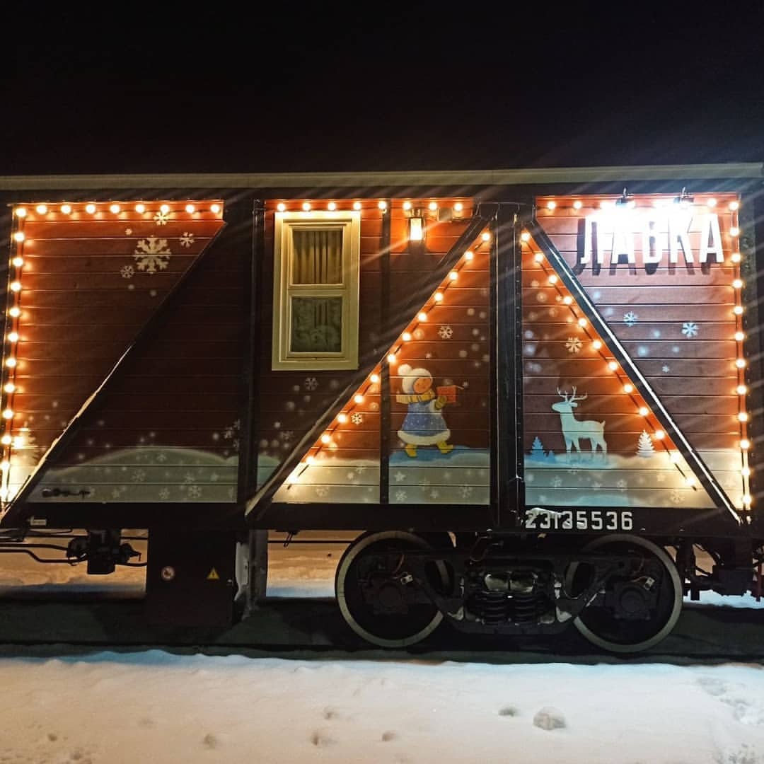 Во Владимире установили новую световую инсталляцию и открыли Рождественскую ярмарку, а в Коврове остановился поезд Деда Мороза. Но и это еще не все! Наш сегодняшний обзор 100% заряжен на создание у вас новогоднего настроения.