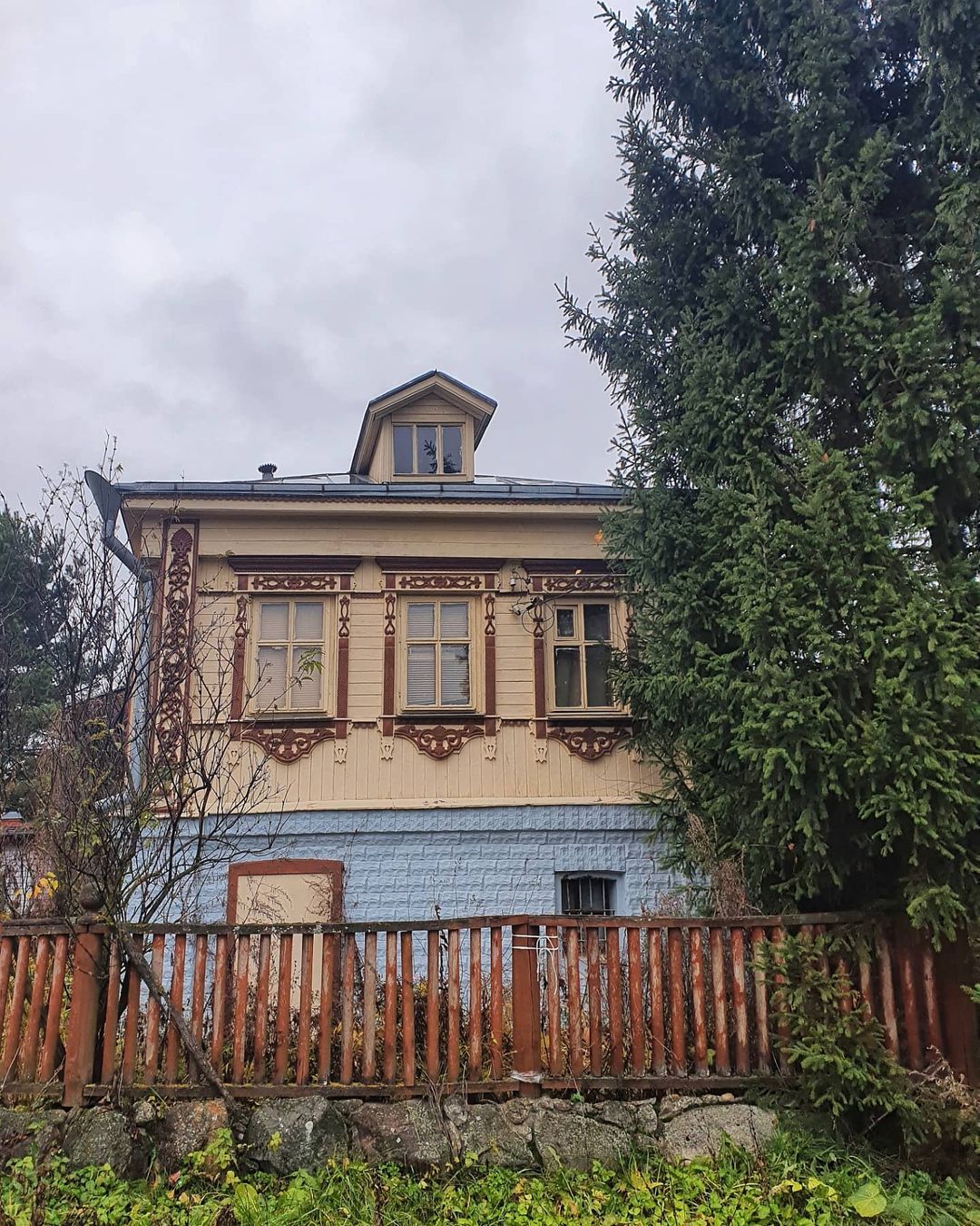 Внимание, разыскиваются наличники! Трио молодых архитекторов занимается съемкой и исследованием деревянных артефактов, а также интегрирует их в современную культуру.