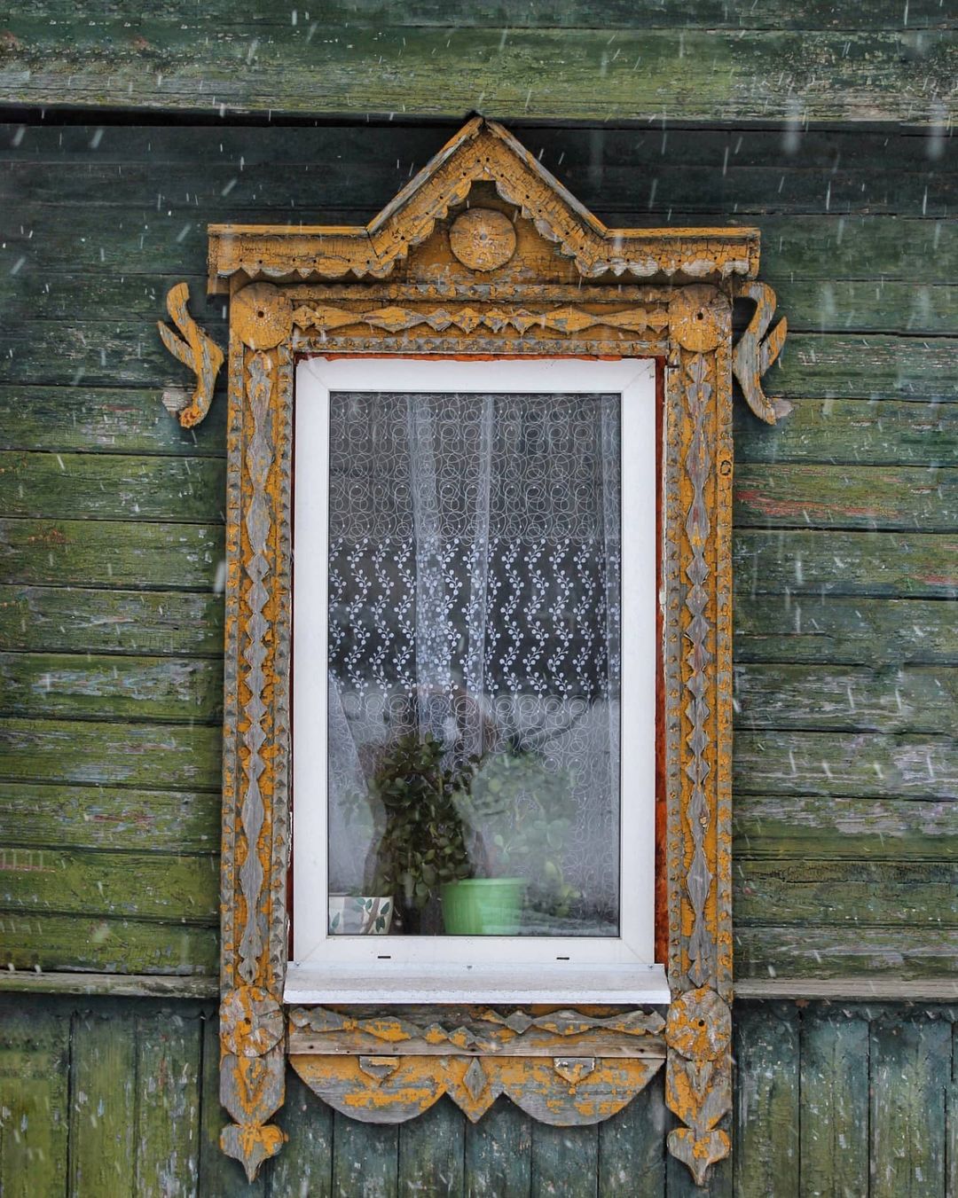 Внимание, разыскиваются наличники! Трио молодых архитекторов занимается съемкой и исследованием деревянных артефактов, а также интегрирует их в современную культуру.