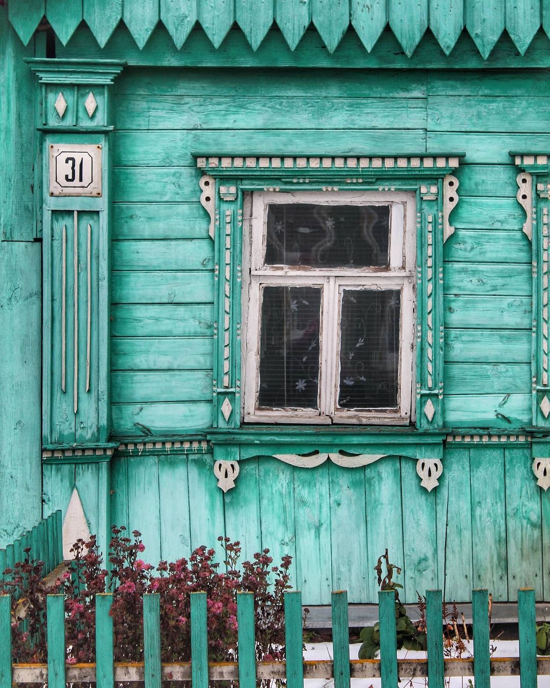 Внимание, разыскиваются наличники! Трио молодых архитекторов занимается съемкой и исследованием деревянных артефактов, а также интегрирует их в современную культуру.