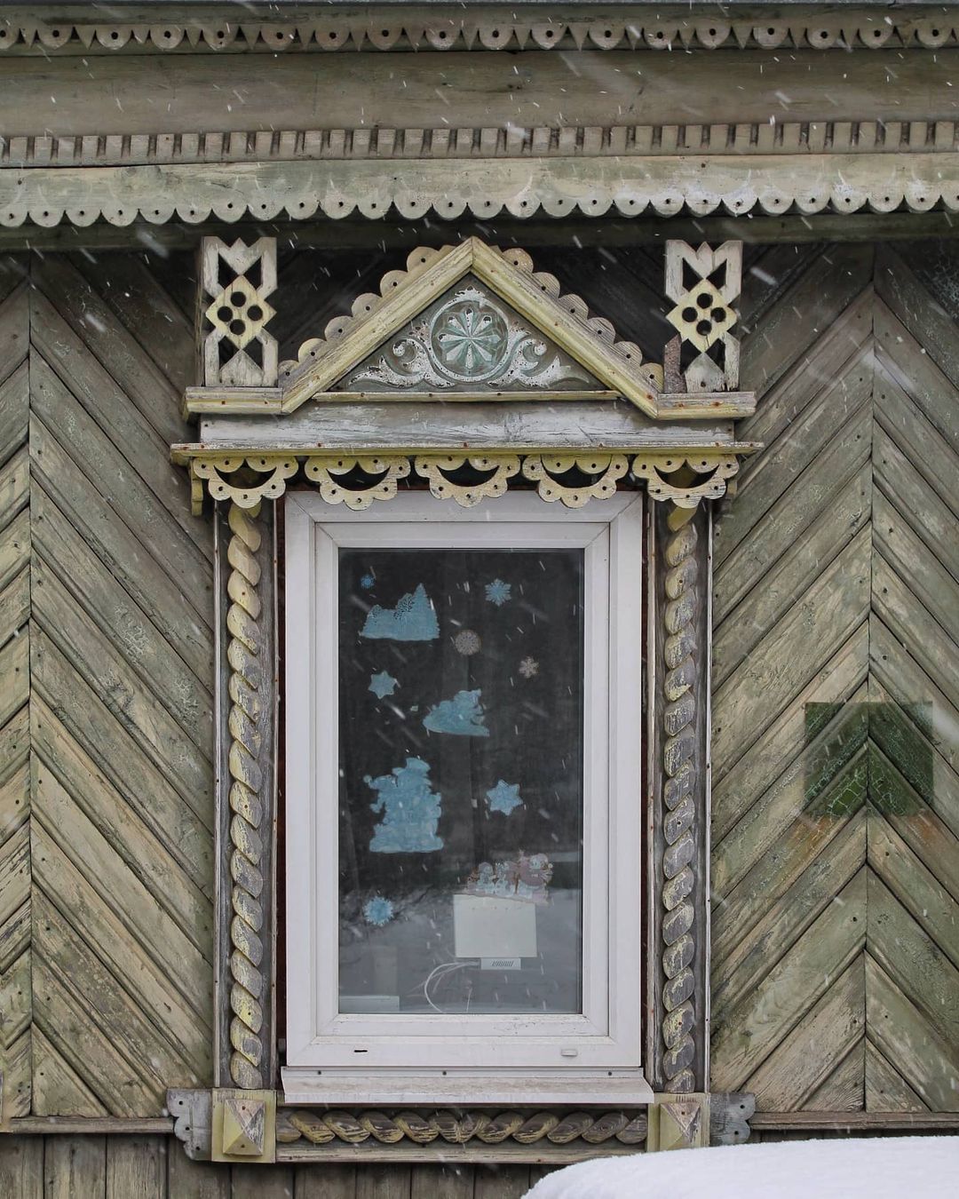 Внимание, разыскиваются наличники! Трио молодых архитекторов занимается съемкой и исследованием деревянных артефактов, а также интегрирует их в современную культуру.