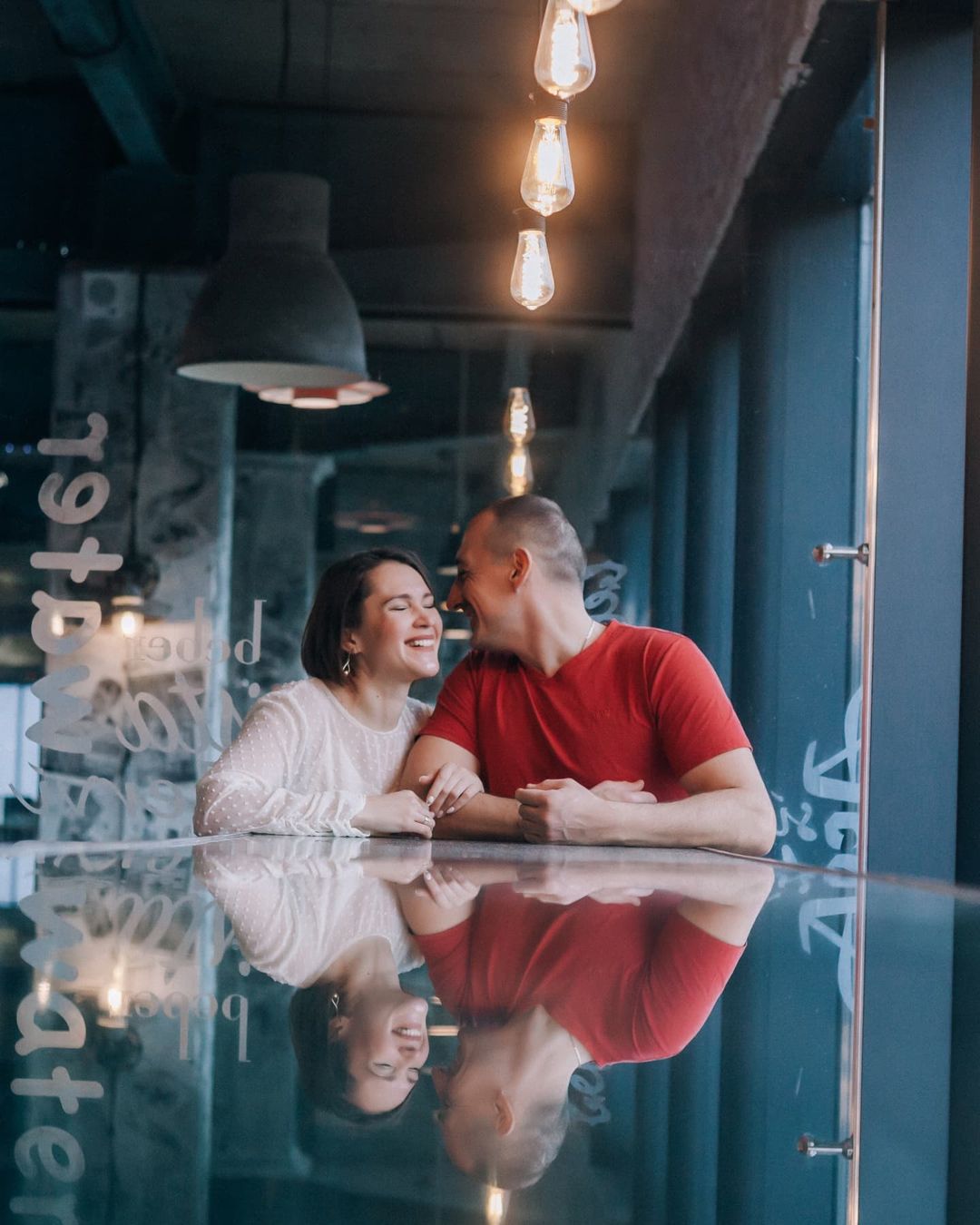 Мария Лабутина — многодетная мать, воспитывающая троих детей и вместе с мужем руководящая бизнесом в сфере общепита. Этот портрет был актуален до наступления пандемии. Коронакризис заставил супругов закрыть свое дело, так Мария радикально изменила свою жизнь и встала на гвозди.