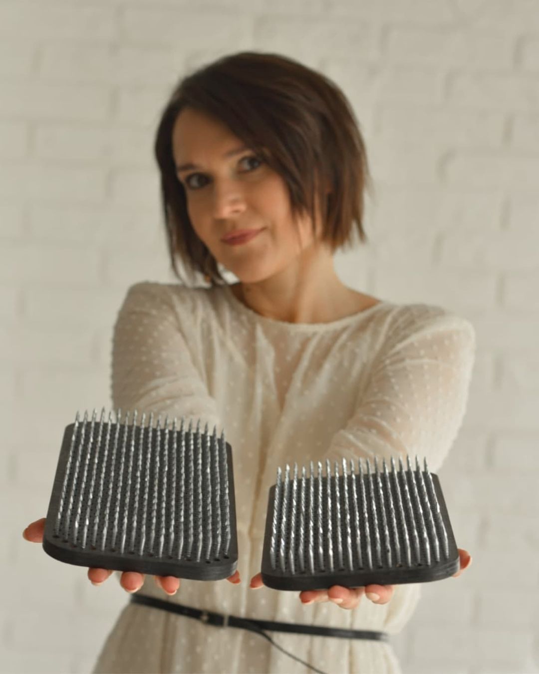 Мария Лабутина — многодетная мать, воспитывающая троих детей и вместе с мужем руководящая бизнесом в сфере общепита. Этот портрет был актуален до наступления пандемии. Коронакризис заставил супругов закрыть свое дело, так Мария радикально изменила свою жизнь и встала на гвозди.