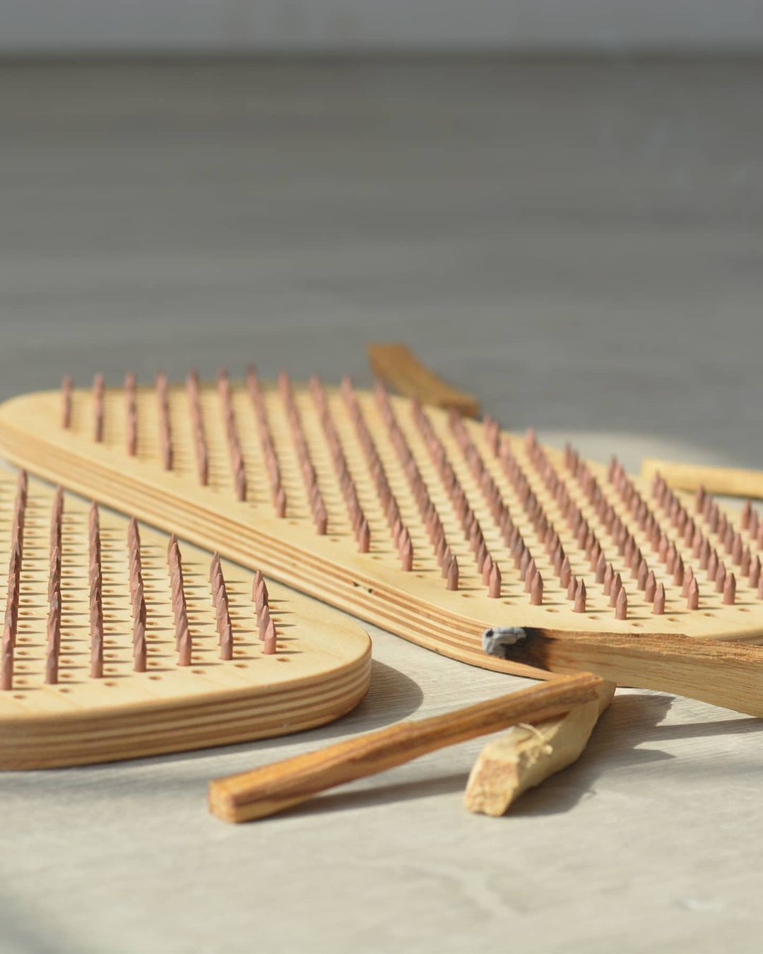 Мария Лабутина — многодетная мать, воспитывающая троих детей и вместе с мужем руководящая бизнесом в сфере общепита. Этот портрет был актуален до наступления пандемии. Коронакризис заставил супругов закрыть свое дело, так Мария радикально изменила свою жизнь и встала на гвозди.