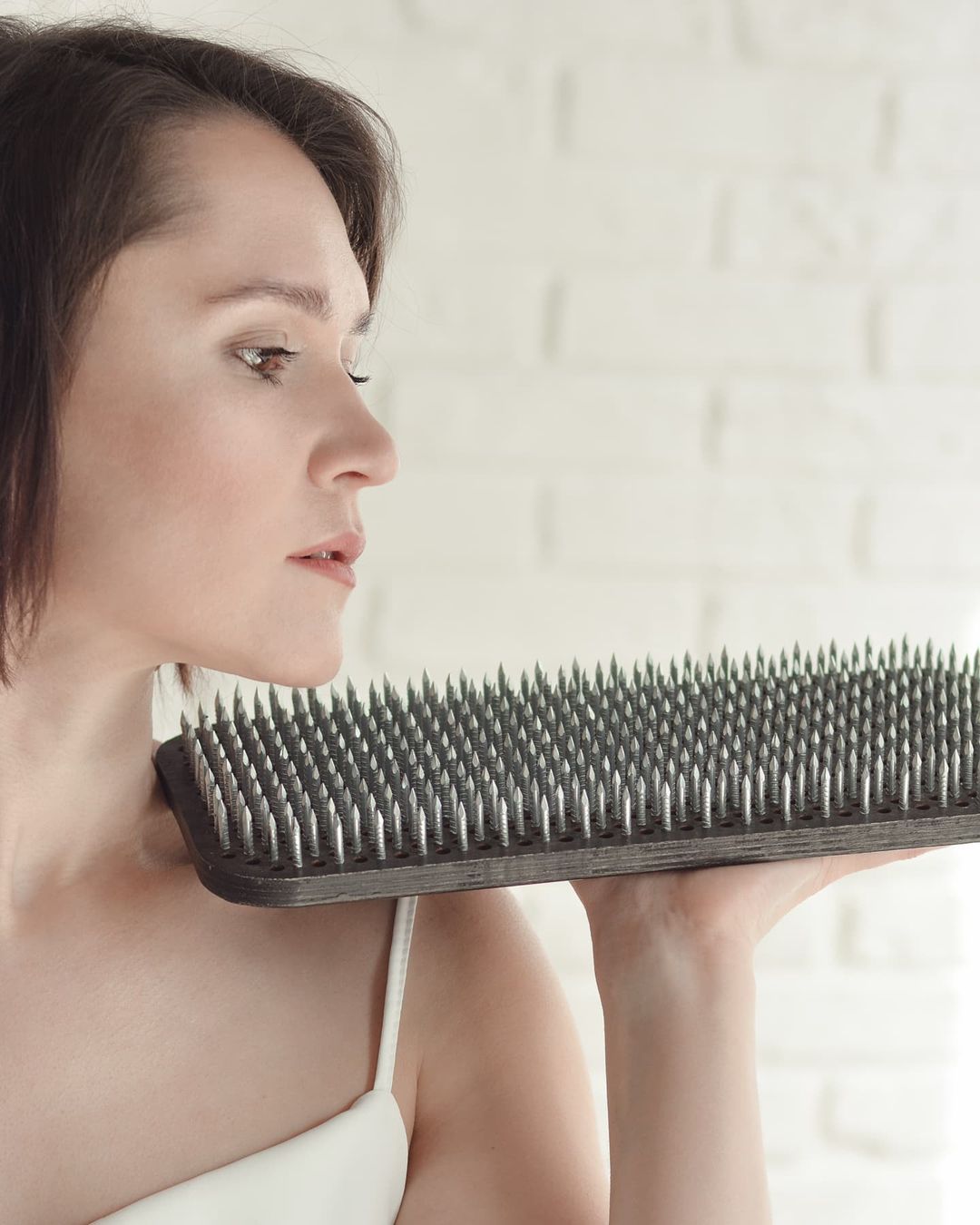 Мария Лабутина — многодетная мать, воспитывающая троих детей и вместе с мужем руководящая бизнесом в сфере общепита. Этот портрет был актуален до наступления пандемии. Коронакризис заставил супругов закрыть свое дело, так Мария радикально изменила свою жизнь и встала на гвозди.