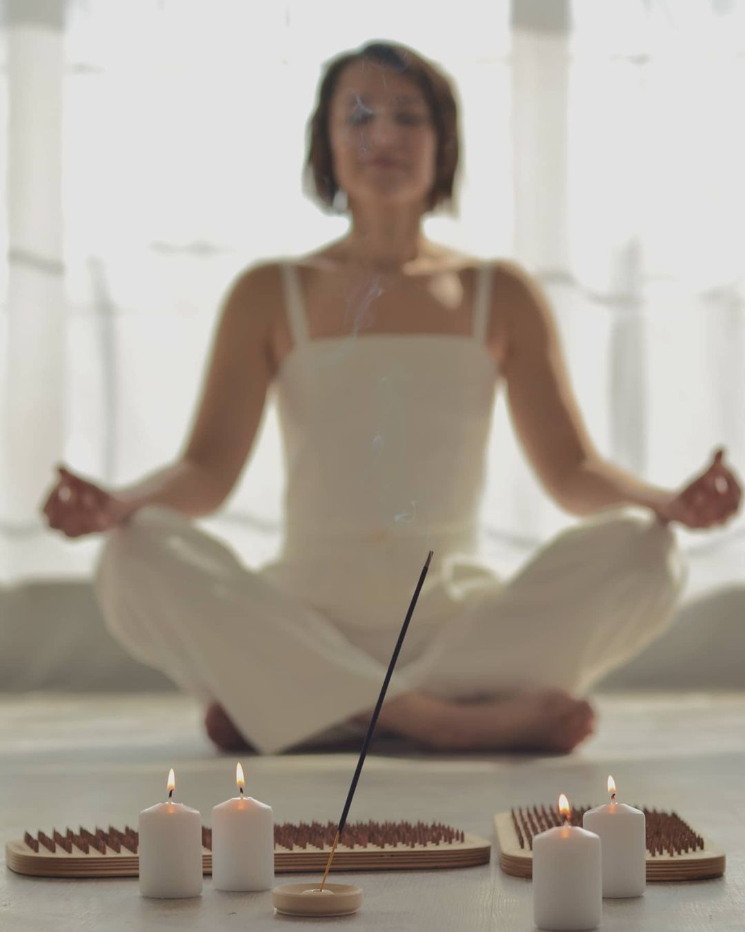 Мария Лабутина — многодетная мать, воспитывающая троих детей и вместе с мужем руководящая бизнесом в сфере общепита. Этот портрет был актуален до наступления пандемии. Коронакризис заставил супругов закрыть свое дело, так Мария радикально изменила свою жизнь и встала на гвозди.