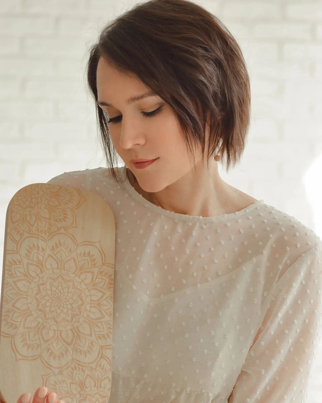 Мария Лабутина — многодетная мать, воспитывающая троих детей и вместе с мужем руководящая бизнесом в сфере общепита. Этот портрет был актуален до наступления пандемии. Коронакризис заставил супругов закрыть свое дело, так Мария радикально изменила свою жизнь и встала на гвозди.