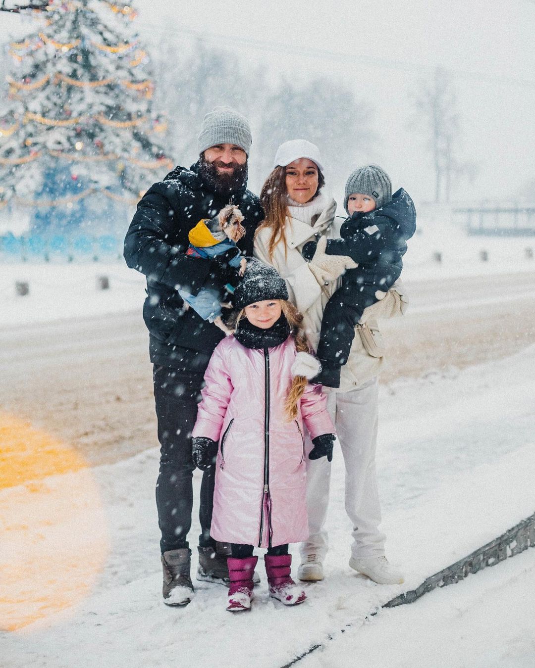 Соцсети буквально заполнили глянцевые снимки и атмосферные видео владимирцев с по-настоящему зимним контентом. Целыми семьями они лепят снеговиков, гуляют по заснеженным улицам, ныряют в сугробы, а главное, бесконечно улыбаются, видя всю эту невероятную красоту вокруг!