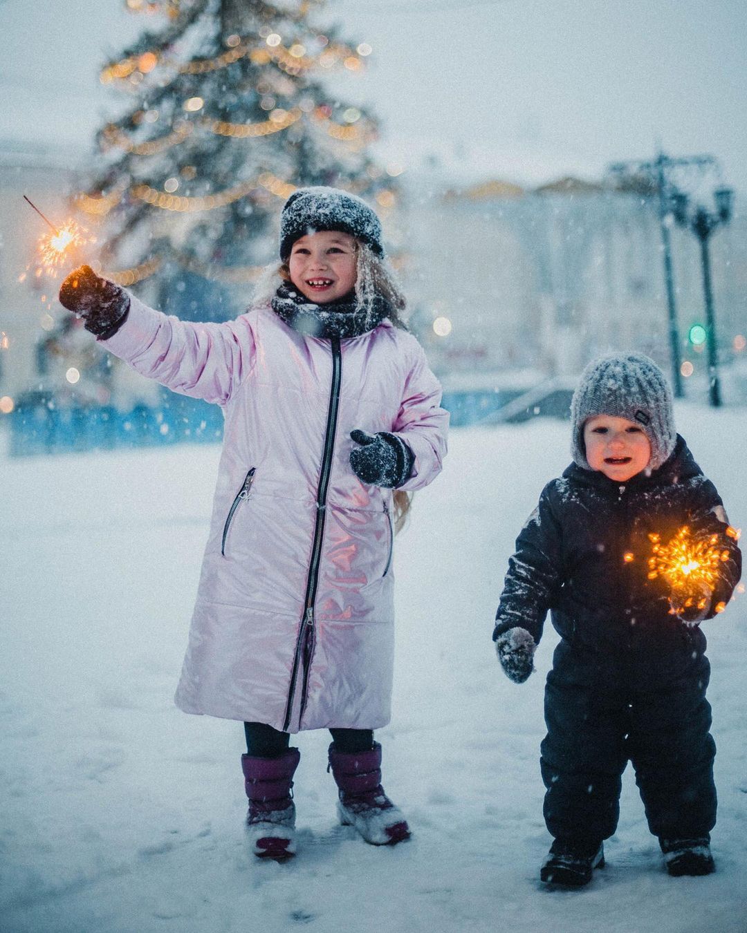 Соцсети буквально заполнили глянцевые снимки и атмосферные видео владимирцев с по-настоящему зимним контентом. Целыми семьями они лепят снеговиков, гуляют по заснеженным улицам, ныряют в сугробы, а главное, бесконечно улыбаются, видя всю эту невероятную красоту вокруг!