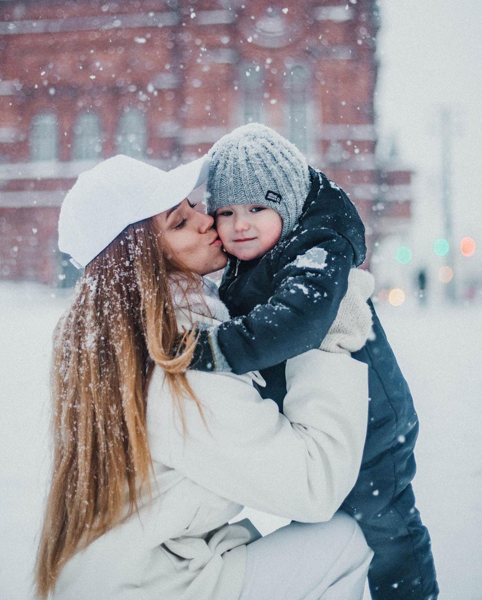 Соцсети буквально заполнили глянцевые снимки и атмосферные видео владимирцев с по-настоящему зимним контентом. Целыми семьями они лепят снеговиков, гуляют по заснеженным улицам, ныряют в сугробы, а главное, бесконечно улыбаются, видя всю эту невероятную красоту вокруг!