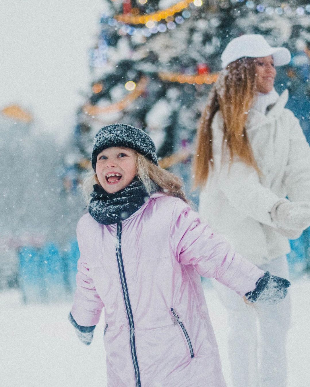 Соцсети буквально заполнили глянцевые снимки и атмосферные видео владимирцев с по-настоящему зимним контентом. Целыми семьями они лепят снеговиков, гуляют по заснеженным улицам, ныряют в сугробы, а главное, бесконечно улыбаются, видя всю эту невероятную красоту вокруг!