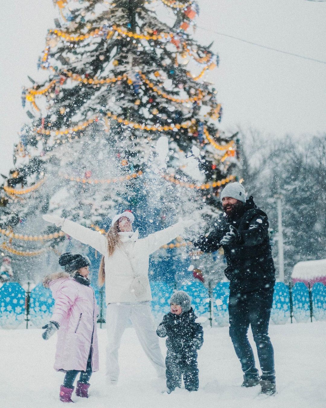 Соцсети буквально заполнили глянцевые снимки и атмосферные видео владимирцев с по-настоящему зимним контентом. Целыми семьями они лепят снеговиков, гуляют по заснеженным улицам, ныряют в сугробы, а главное, бесконечно улыбаются, видя всю эту невероятную красоту вокруг!